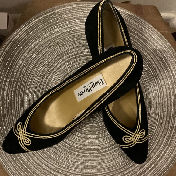 NWOB Evan Picone Atlantis suede  gold embroidered classic Holiday pumps size 10M - Picture 2 of 6